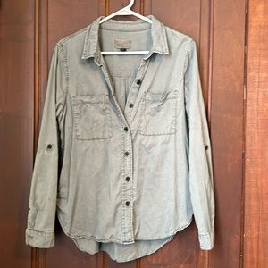 UNIVERSAL THREAD SHIRT